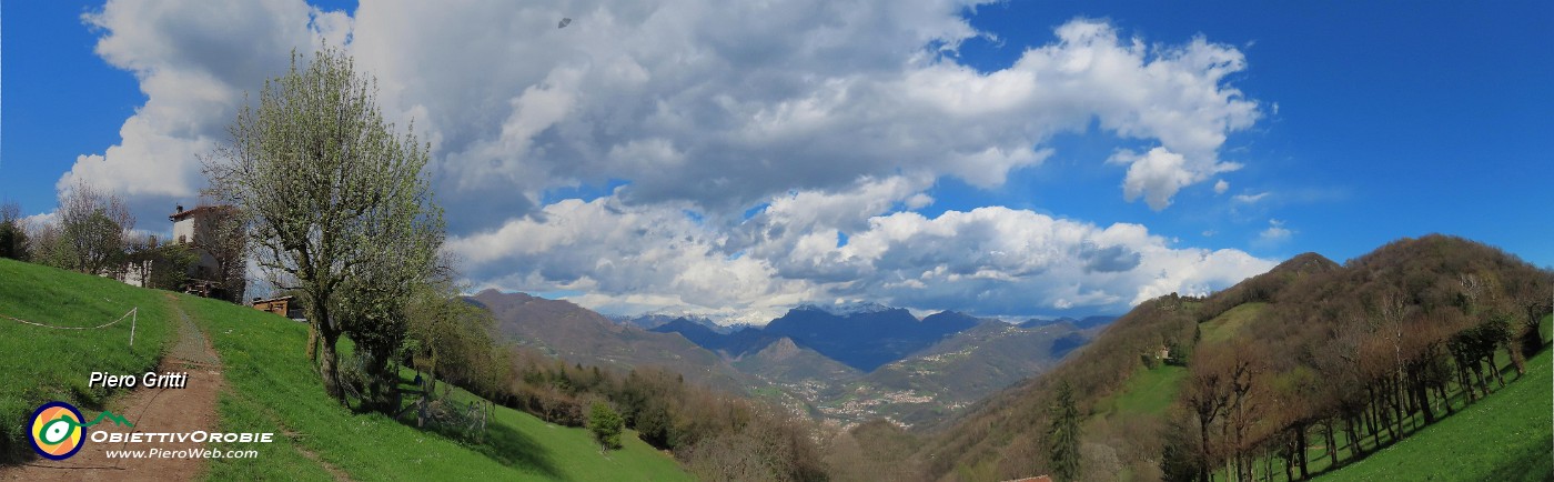 64 Bella vista panoramica dai Prati Parini .jpg